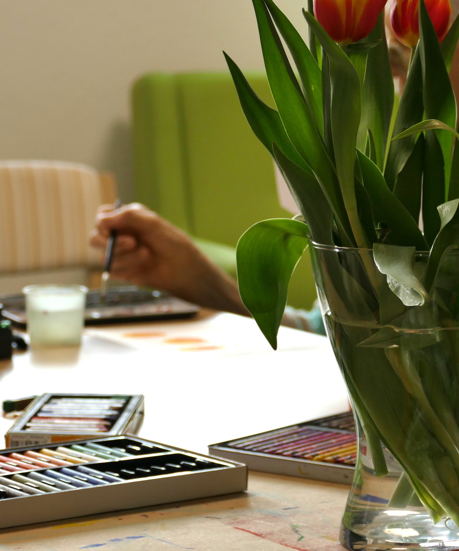 Stille Begleitung — Blumen und kreatives Gestalten am Tisch