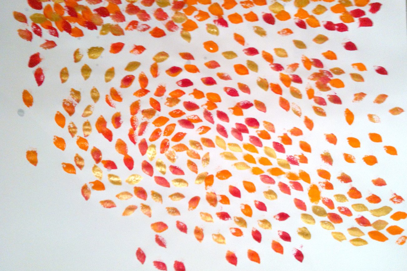 Kunstwerk von Patricia Gottbehüt — gestempelte Blätter in Orange und Rot